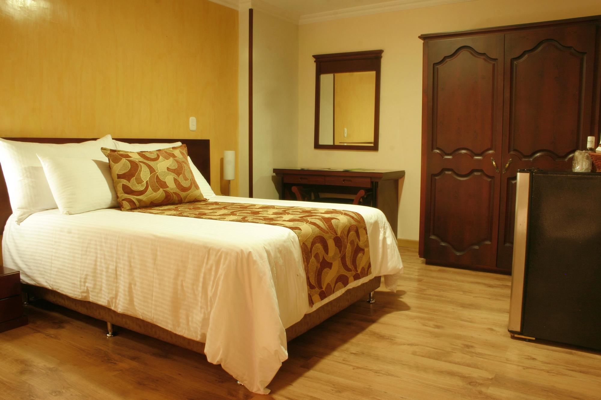 Luxor Plaza Hotel Pereira Exterior photo